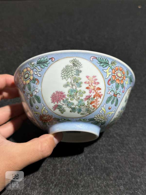 清道光 内青花蓝地轧道粉彩开光重阳艳菊纹膳碗 - 图5